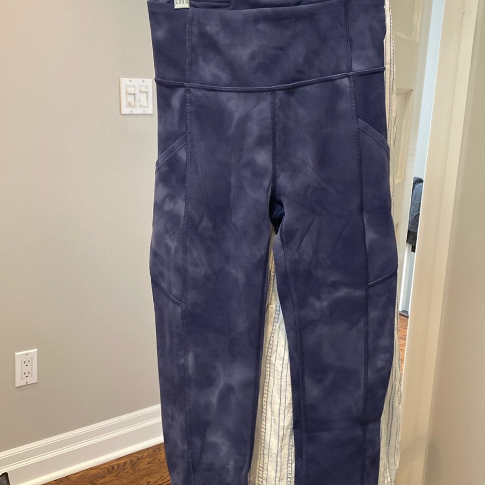 Lululeomon leggings